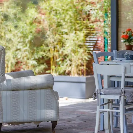 La Casa Di Nani 8, Emma Villa