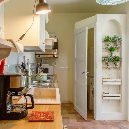 La Casa Di Nani 8, Emma