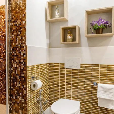 La Casa Di Nani 8, Emma *