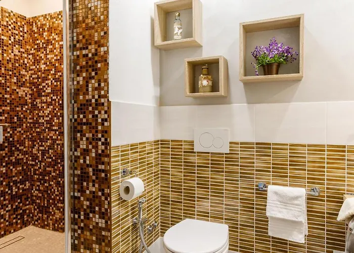 La Casa Di Nani 8, Emma *